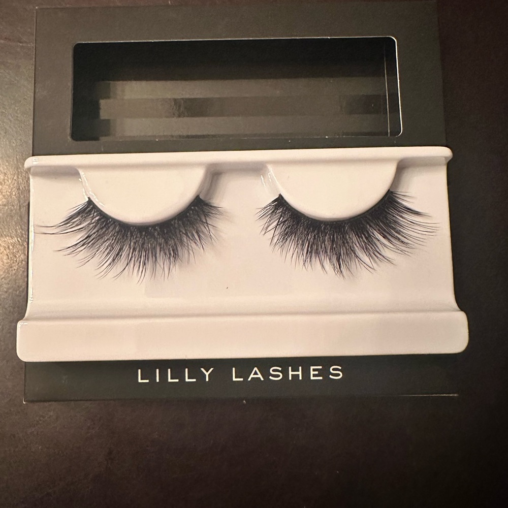 Lilly Lashes Dramatic Black Eyelashes in HOUSTON